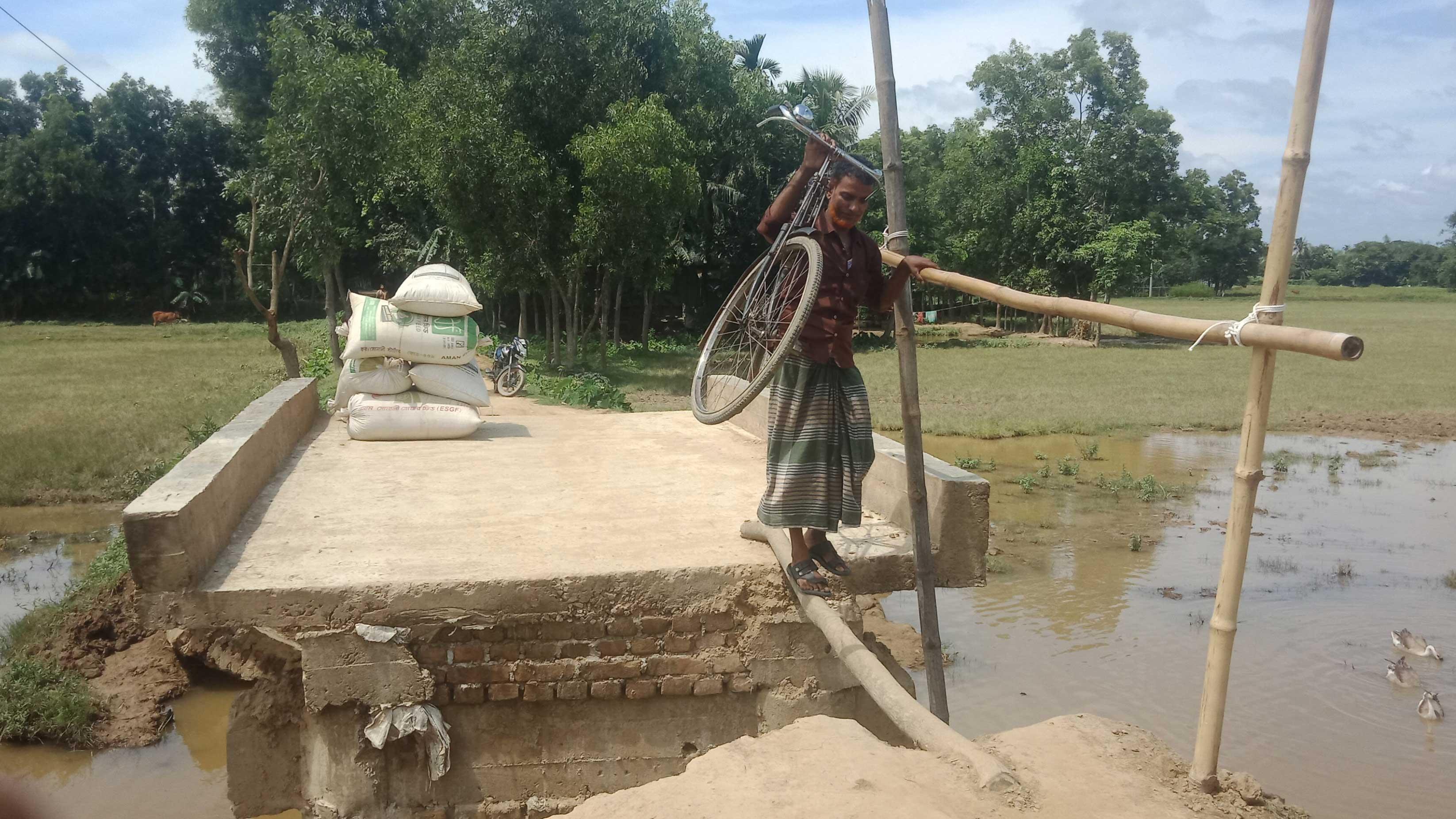 ধোবাউড়ায় কালভার্টে উঠতে লাগে বাঁশের সাঁকো