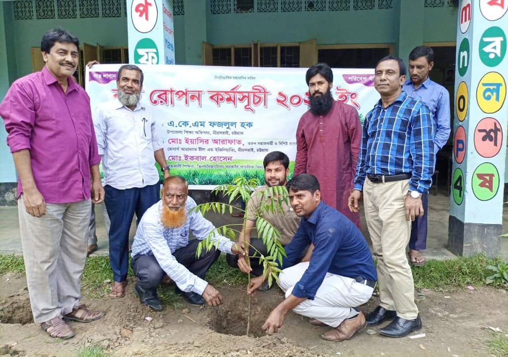 মিরসরাইয়ে প্রাথমিক বিদ্যালয়ে বৃক্ষরোপণ কর্মসূচির উদ্বোধন