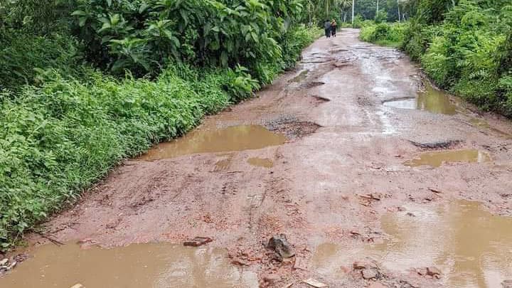 যে সড়কে হাঁটাও দায়