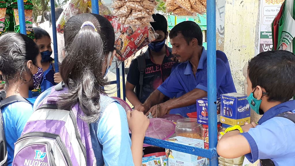 ফুটপাতের খাবারের বিক্রি বাড়ছে