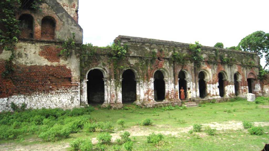 পীরগাছায় জমিদার বাড়ির ইট খুলে নিচ্ছে দুর্বৃত্তরা