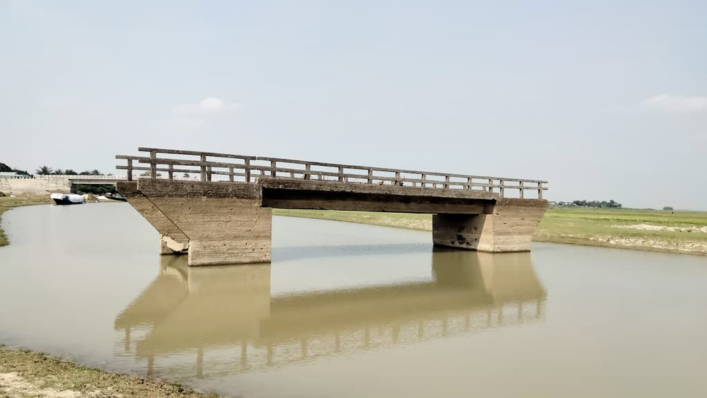 সড়ক থেকে দূরে ঠাঁই দাঁড়িয়ে সেতু, নির্মাণ করল কে?