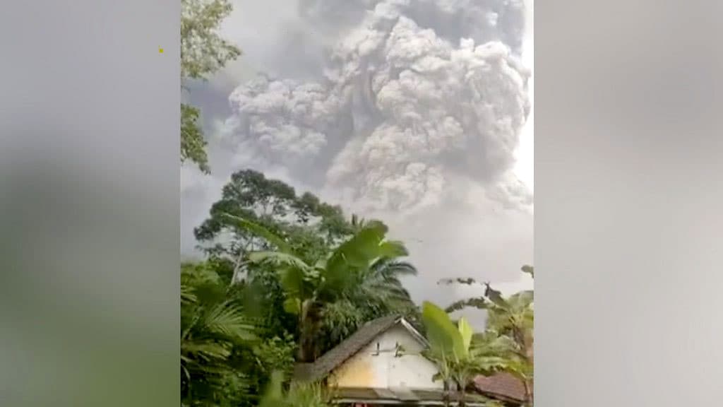 ইন্দোনেশিয়ায় ভয়াবহ অগ্ন্যুৎপাতে নিহত ১, আহত ৪১