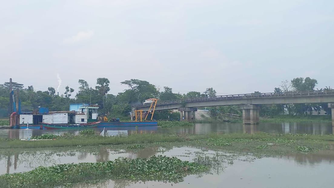 জলাশয় ভরাটের জন্য সেতুর নিচ থেকে বালু উত্তোলন