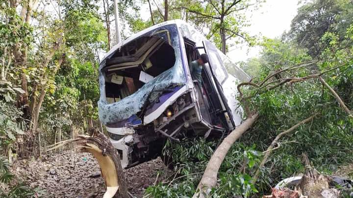 লোহাগাড়ায় নিয়ন্ত্রণ হারিয়ে বাস খাদে, চালকসহ আহত ৬