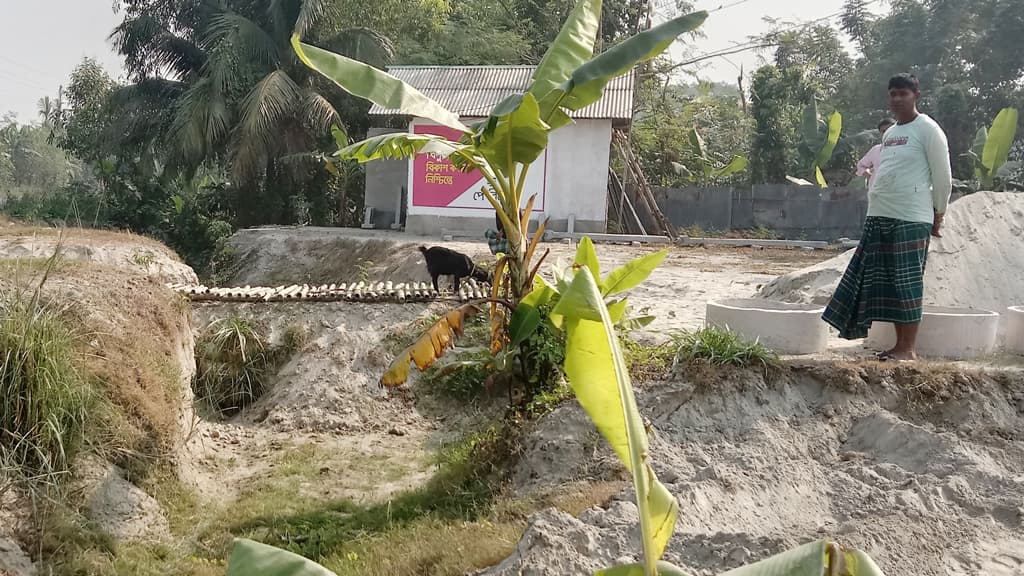 ডুমুরিয়ায় সরকারি খাল ভরাট করে বালু ব্যবসা