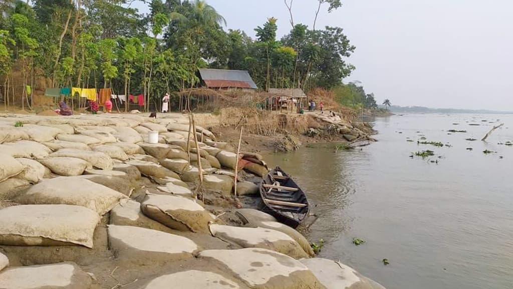 নদীর পাড়ে জিও ব্যাগ ফেলেও থামানো যাচ্ছে না ভাঙন