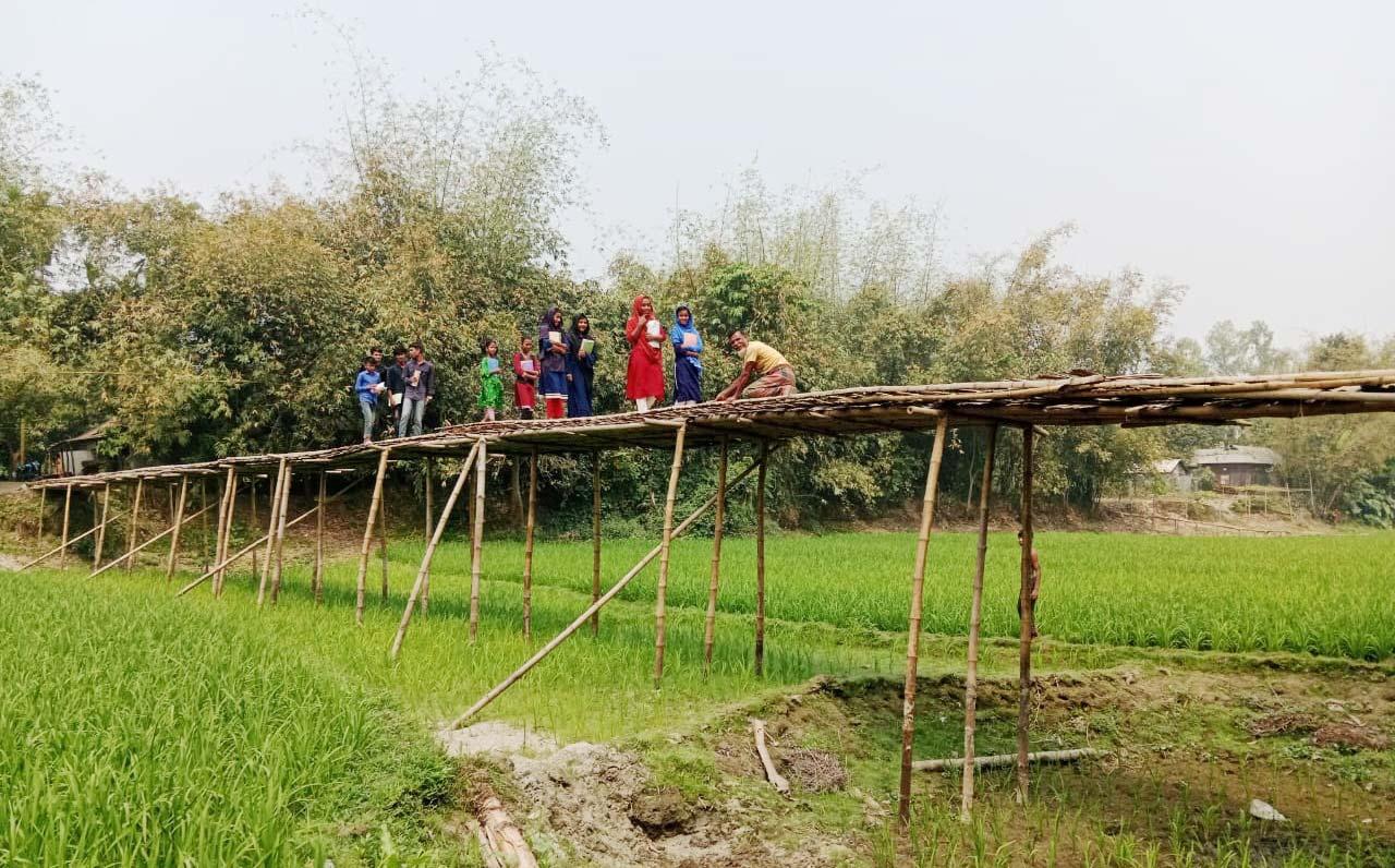 নড়বড়ে সেতু দিয়ে বুড়াইল নদ পারাপার, দুর্ভোগে ১০ গ্রামবাসী