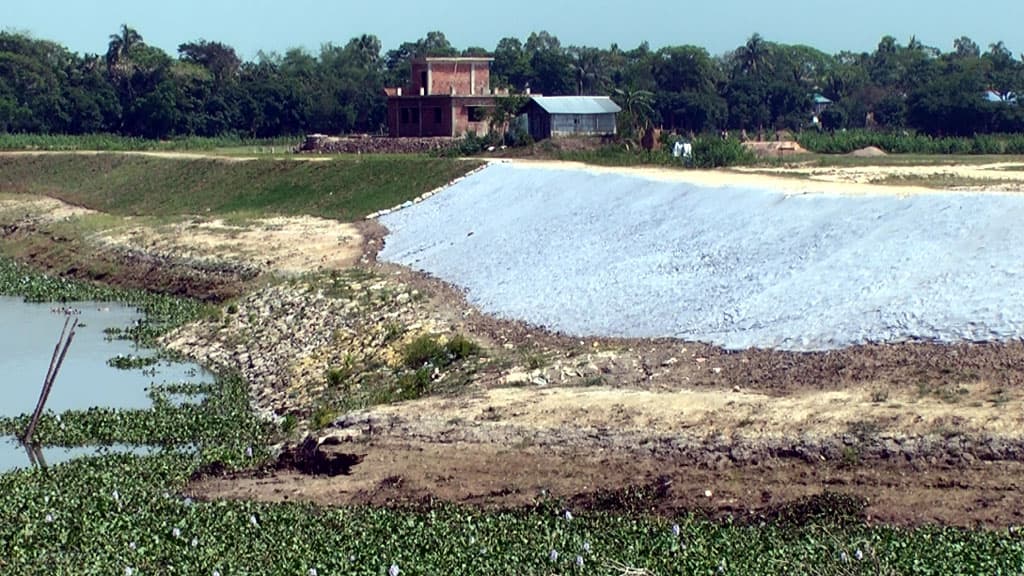 অস্থায়ী বাঁধে দুশ্চিন্তায় কৃষকেরা