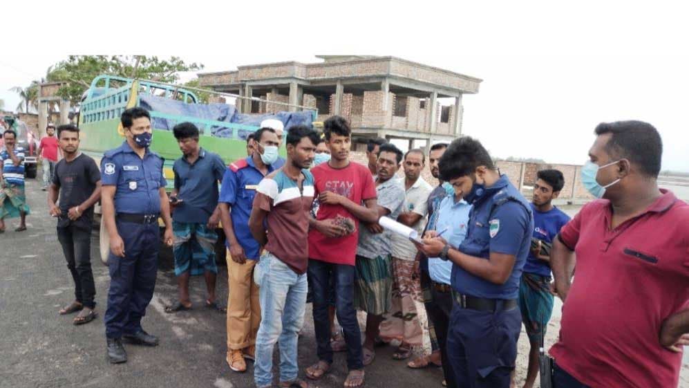 পাইকগাছায় চিংড়িতে অপদ্রব্য পুশ, ৯ ব্যবসায়ীকে ৭০ হাজার টাকা জরিমানা