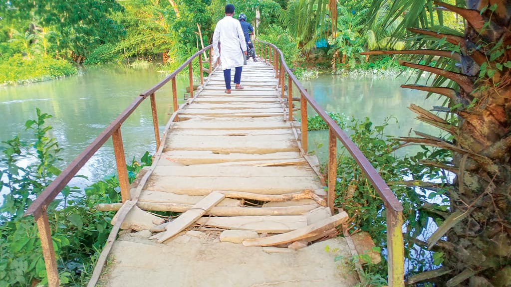 সংস্কার হয়নি সেতুর ভাঙা পাটাতন ও রেলিং, ঝুঁকি