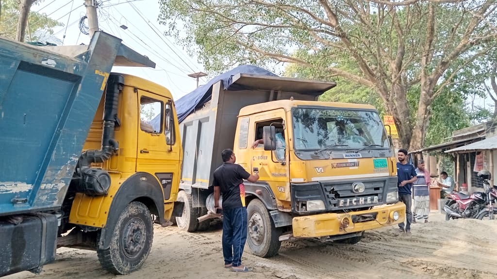 বালুঘাট থেকে প্রতিদিন বাড়তি তোলা হয় ৬০ হাজার টাকা