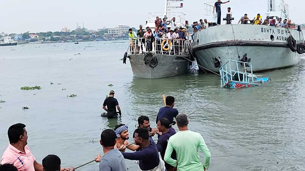 মেঘনায় ট্রলারডুবি: আরও দুজনের লাশ উদ্ধার, নিহত বেড়ে ৮