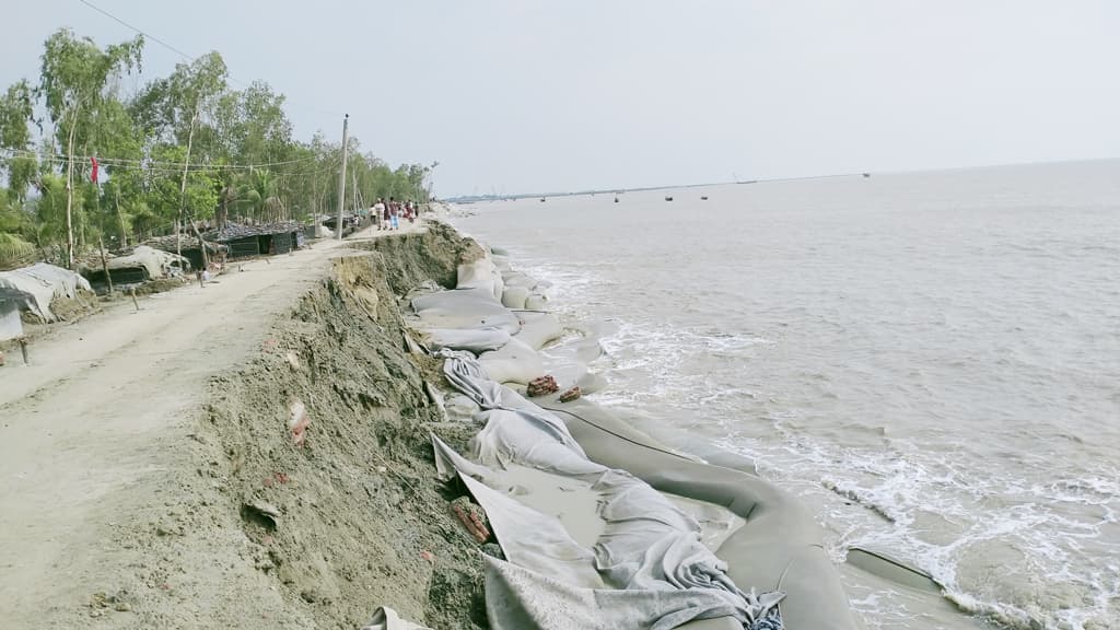 বাঁধের কাজ শেষ না হতেই ধস