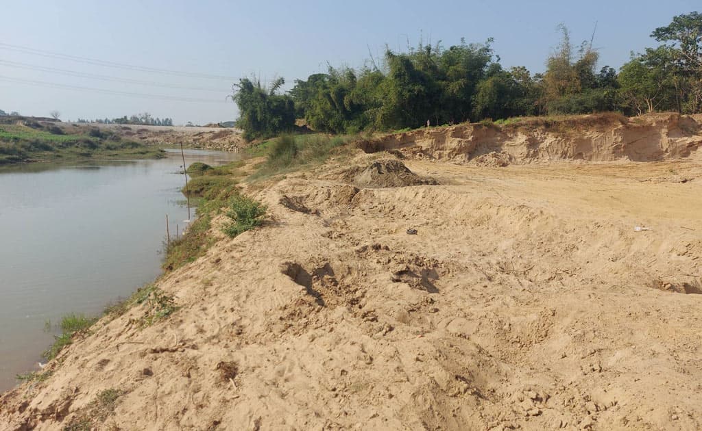 ফটিকছড়িতে হালদার পাড় কাটছেন যুবলীগ নেতা