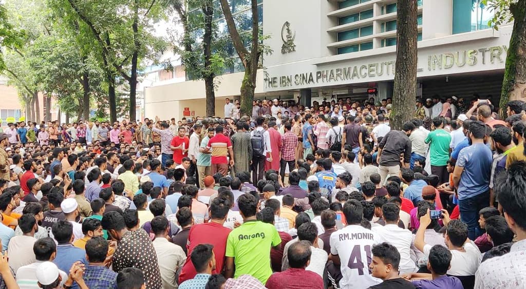 ২১ দফা দাবিতে কালিয়াকৈরে শ্রমিক বিক্ষোভ, ঢাকা-টাঙ্গাইল মহাসড়ক অবরোধ