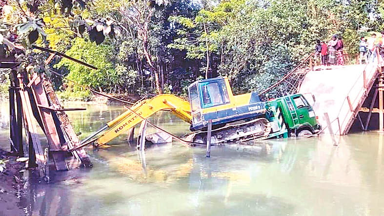 উজিরপুরে সেতু ভেঙে খালে ট্রাকসহ ভেকু