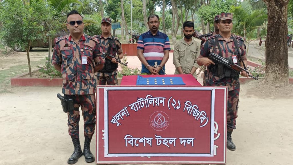 ভারতে পাচারকালে বেনাপোলে ১২টি স্বর্ণের বারসহ আটক ২