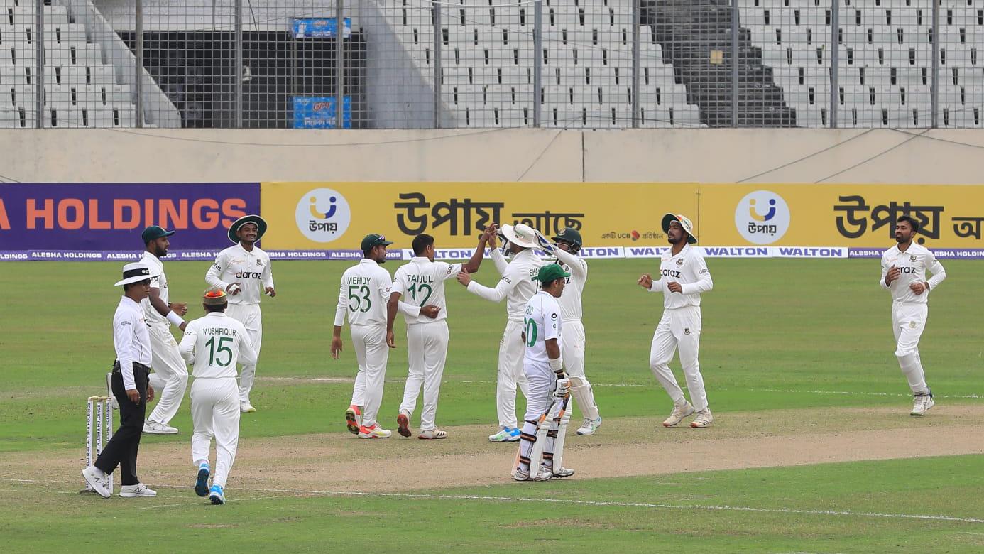 প্রথম সেশন পাকিস্তানের হতে দেননি তাইজুল