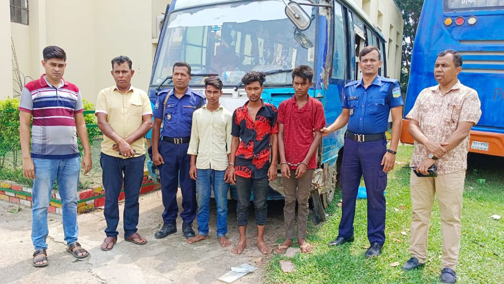 চলন্ত বাসে নারীকে ধর্ষণচেষ্টা, বাঁচতে লাফ দিয়ে গুরুতর আহত 