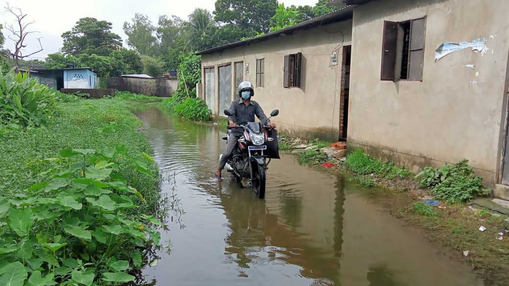 বৃষ্টি নেই, তবু সড়কে পানি