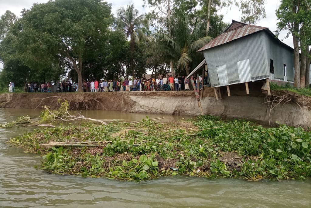 রায়পুরায় মেঘনার ভাঙনে দুর্ভোগ নদীপাড়ের মানুষের