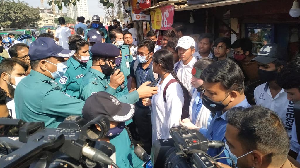 শিক্ষার্থীদের মানববন্ধনে দাঁড়াতে দিল না পুলিশ