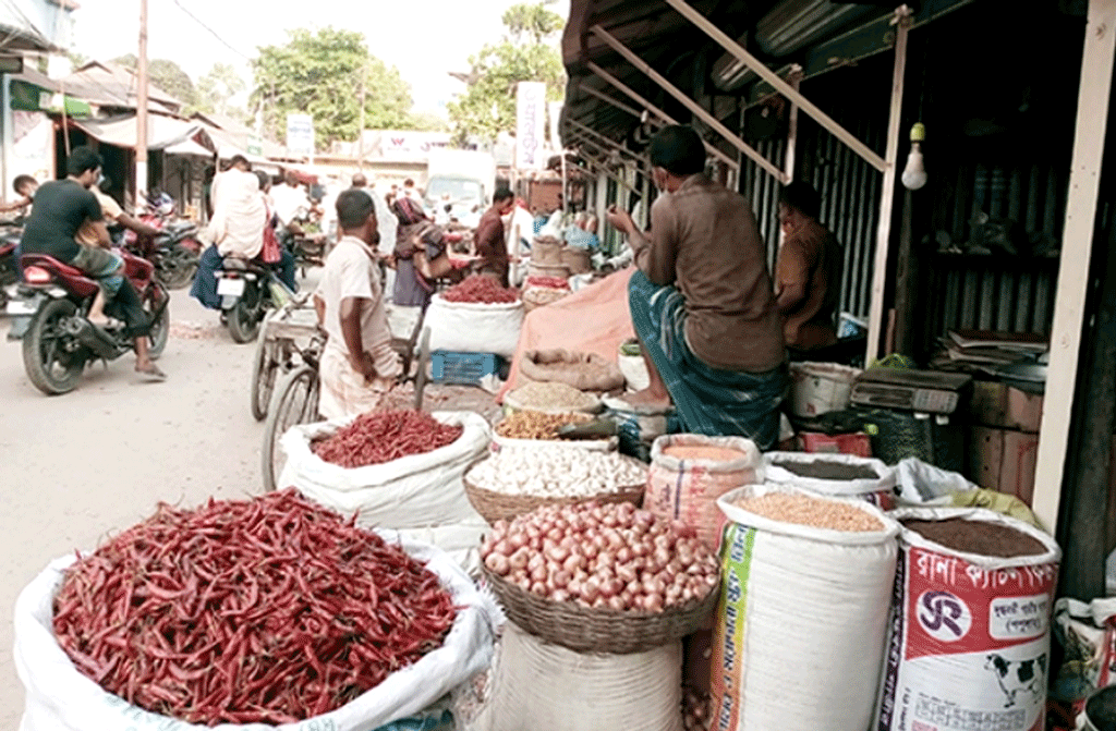 ফুটপাত দখল করে ব্যবসা ভোগান্তিতে পথচারী