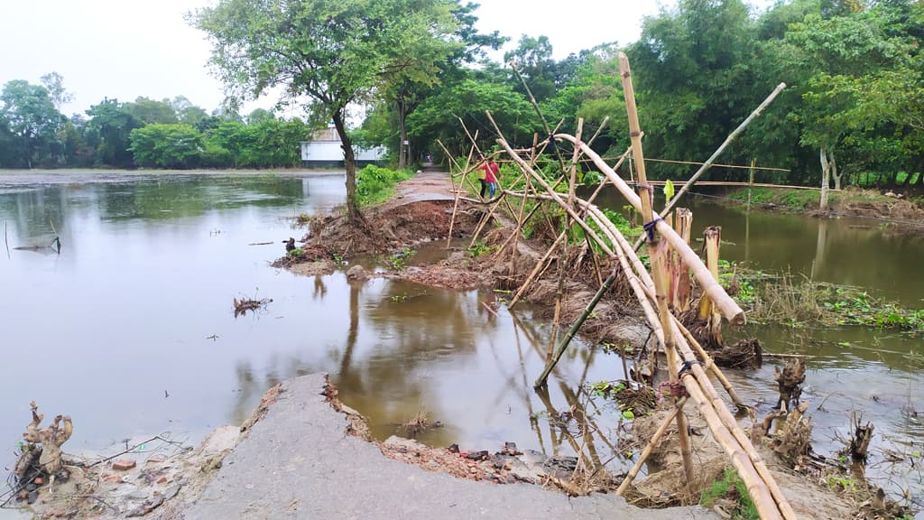 ব্রাহ্মণপাড়ায় সড়কের ৩ স্থানে ভাঙন, সাঁকো দিয়ে পারাপার