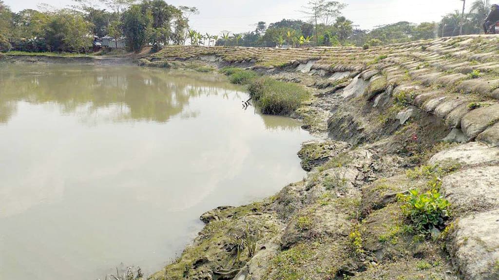 ১ বছরেই বন্যানিয়ন্ত্রণ বাঁধে ধস