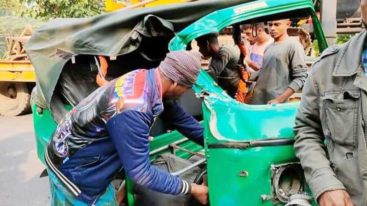 টুঙ্গিপাড়ায় সিএনজি-ট্রলির সংঘর্ষে আহত ৩ 