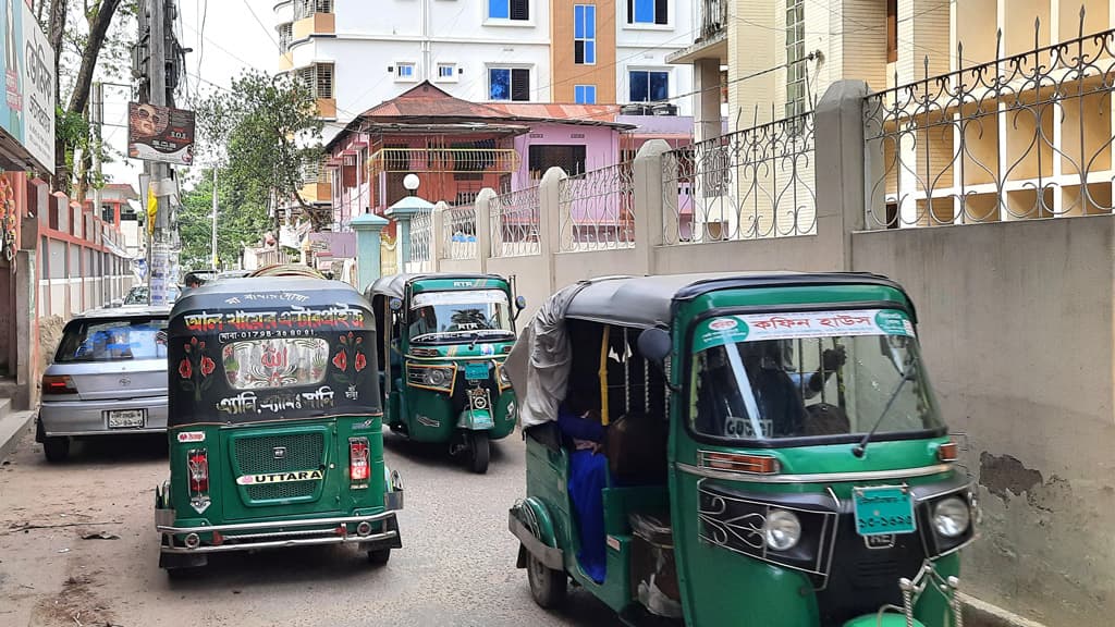 জট এড়াতে অলিগলিতে যান ভোগান্তিতে পথচারীরা