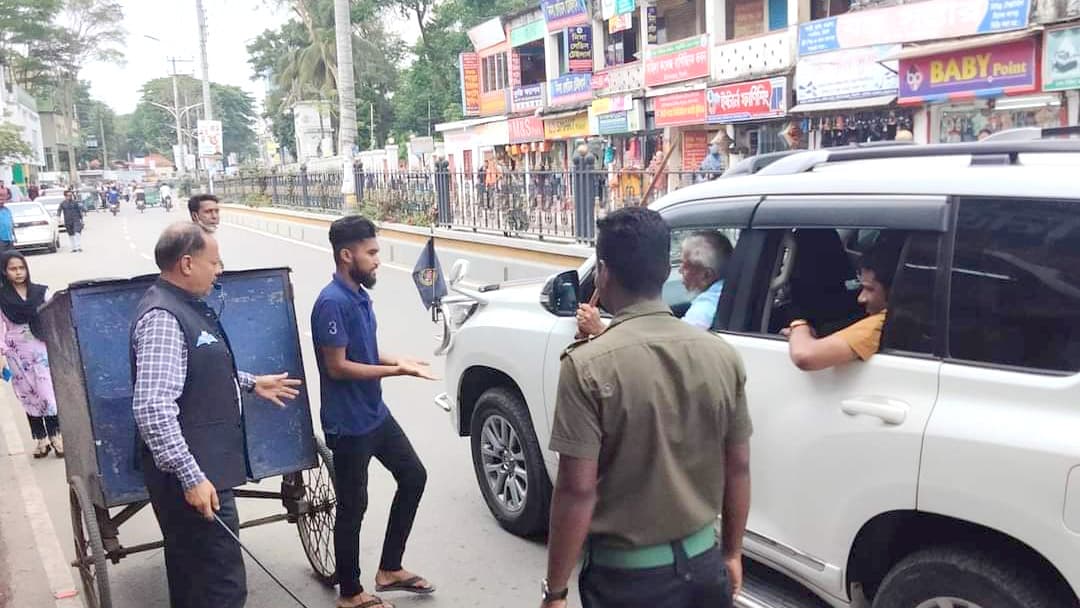 রাস্তায় ভ্যান রাখায় চালককে বেত্রাঘাত করলেন সিলেটের মেয়র