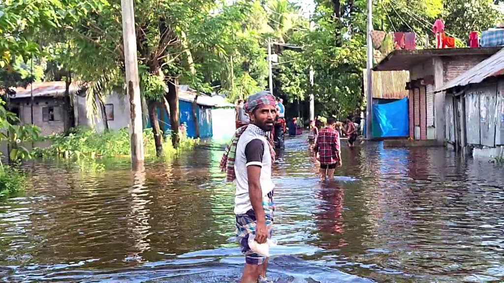 লক্ষ্মীপুরে বন্যা পরিস্থিতির আরও অবনতি, পানিবন্দী ১০ লাখ মানুষ 