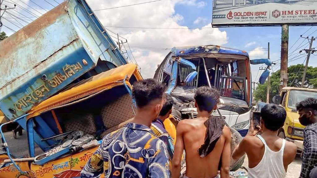 সীতাকুণ্ডে পুলিশের কয়েদিবাহী বাসের সঙ্গে কাভার্ড ভ্যানের ধাক্কা, আহত ১০ 