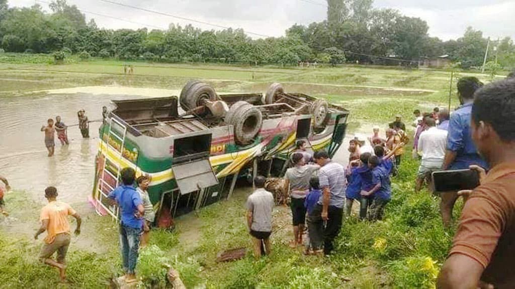 ট্রাকের ধাক্কায় বাস উল্টে খাদে পড়ে হেলপার নিহত, ২০ শিক্ষার্থীসহ আহত ৩০ 