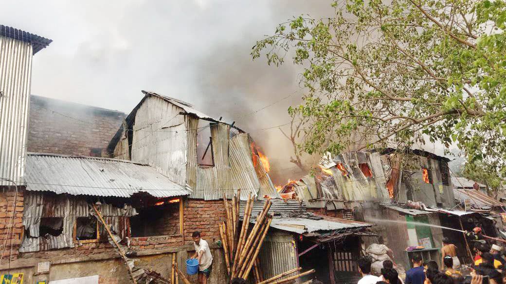 ২ ঘণ্টার চেষ্টায় মহাখালী সাততলা বস্তির আগুন নিয়ন্ত্রণে