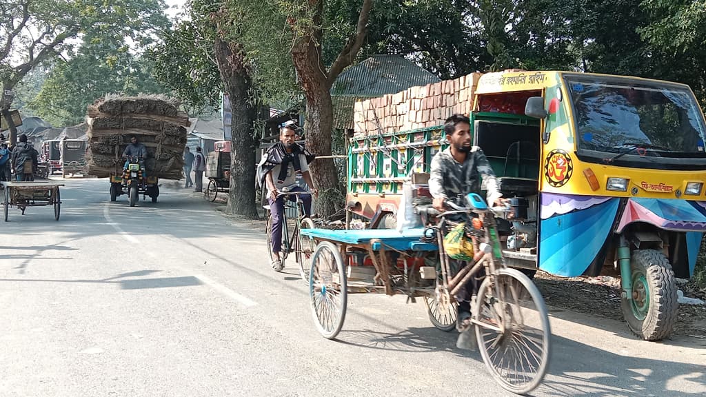 সড়কে বেপরোয়া নিষিদ্ধ যান