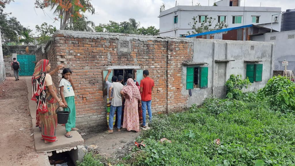 গ্যাস লিকেজ থেকে অগ্নিকাণ্ড, একই পরিবারের ৪ জন দগ্ধ