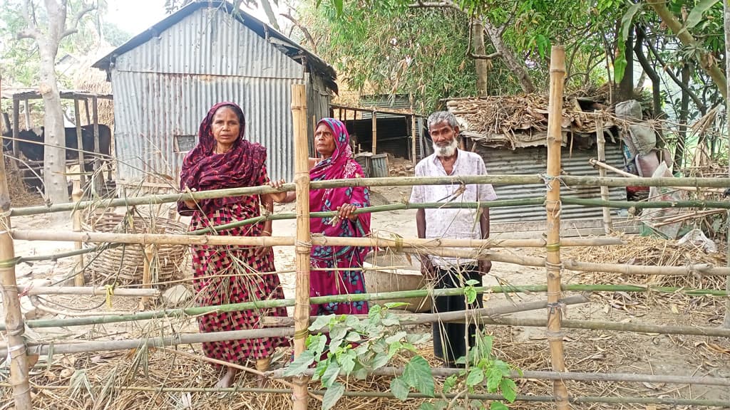 রাস্তায় বাঁশের বেড়া, সাত দিন ধরে অবরুদ্ধ পরিবার