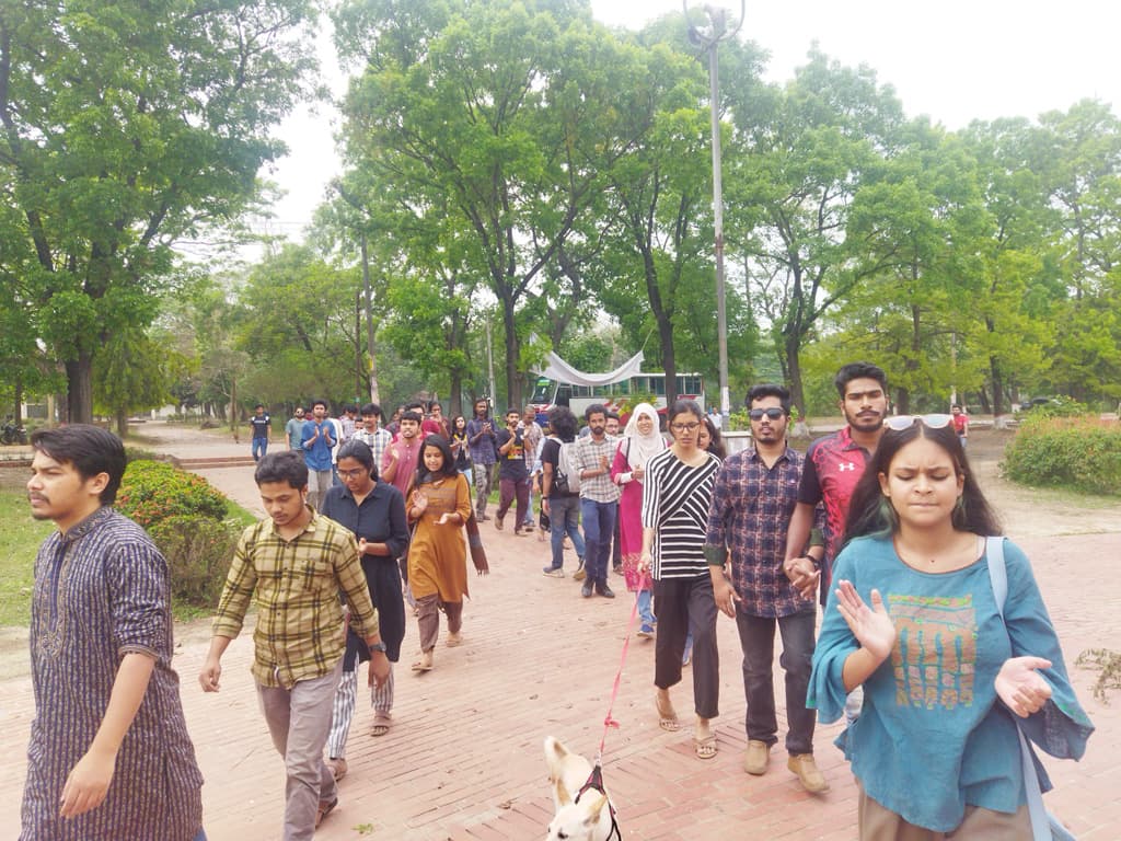 মাছ-ভাতের স্বাধীনতা তুলে ধরা কি অপরাধ: বিক্ষোভে জাবি শিক্ষার্থীরা