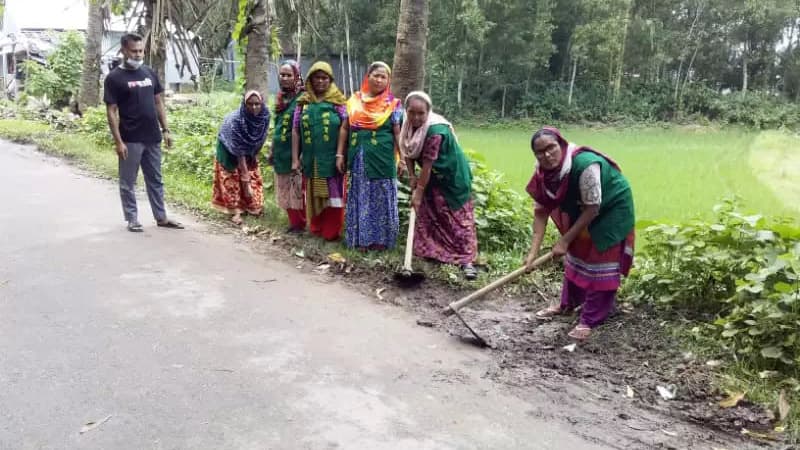 সড়ক পরিষ্কার রাখেন নারীরা