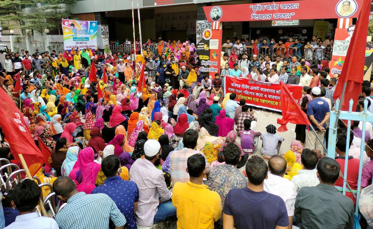 দুই দফা চুক্তি ভঙ্গ, পাওনার জন্য শ্রম ভবনের সামনে শ্রমিকদের অবস্থান