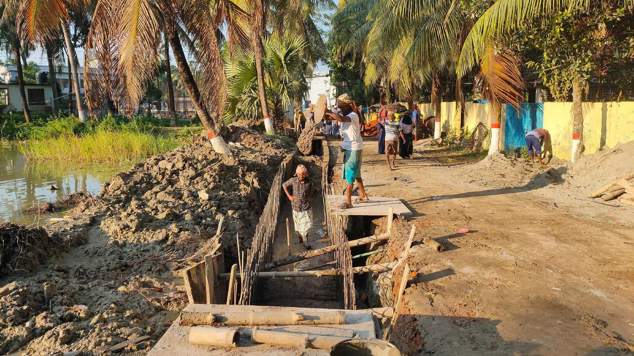 দাগনভূঞায় চলছে ড্রেনের নির্মাণকাজ