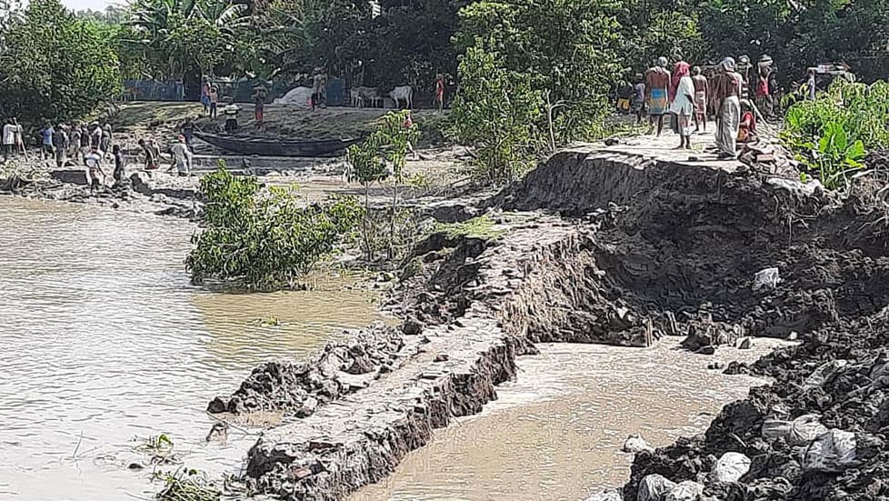 দাকোপে ভয়াবহ নদীভাঙন