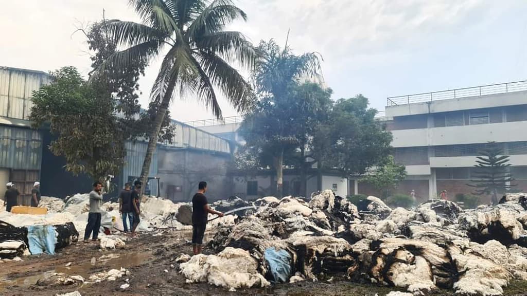 শ্রীপুরে তুলার গুদামে আগুন, পুড়ে গেছে কয়েক লাখ টাকার তুলা