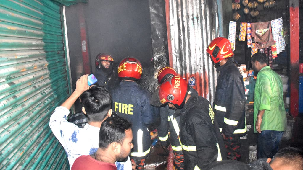 যশোর বড় বাজারে ২টি পাইকারি দোকানে আগুন 