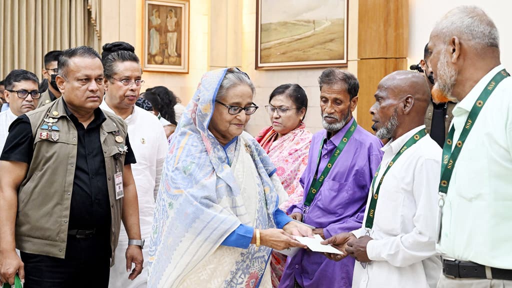 এরপরও বিএনপির পাশে কেন লোক থাকে, বুঝি না: প্রধানমন্ত্রী