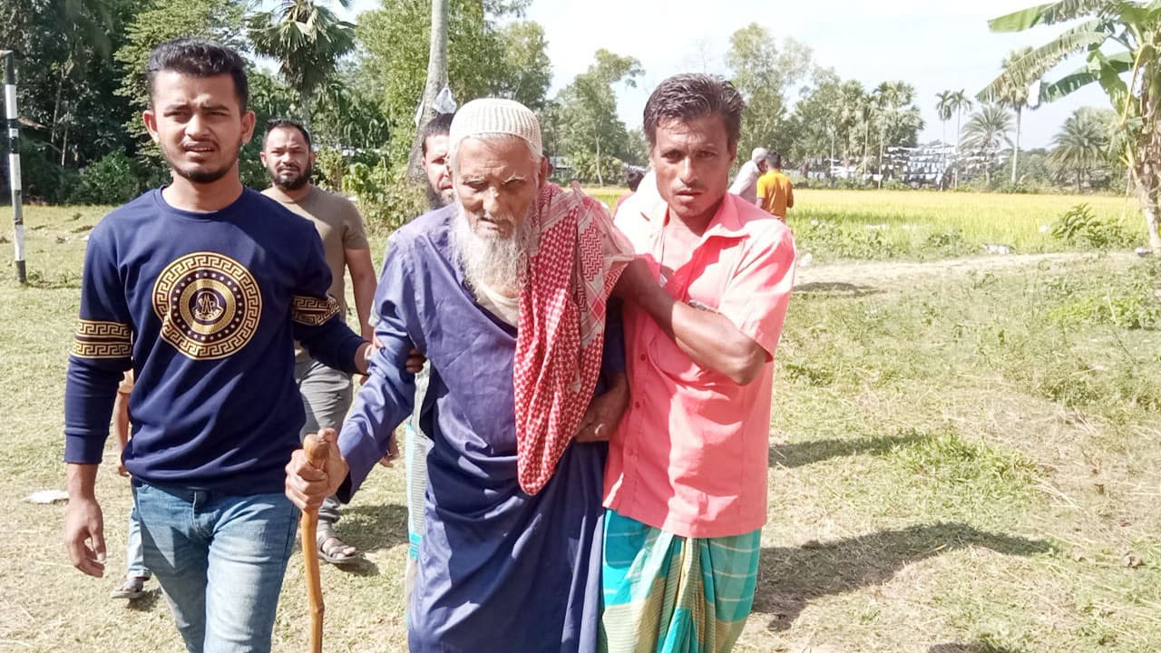 ‘মেশিনে’ ভোট দিয়ে খুশি ১৩০ বছরের আতর আলী