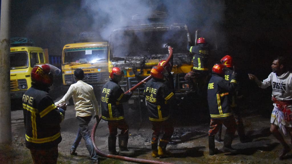 রাজশাহীতে পেট্রোল বোমার আগুনে পুড়ল দাঁড়িয়ে থাকা ট্রাক